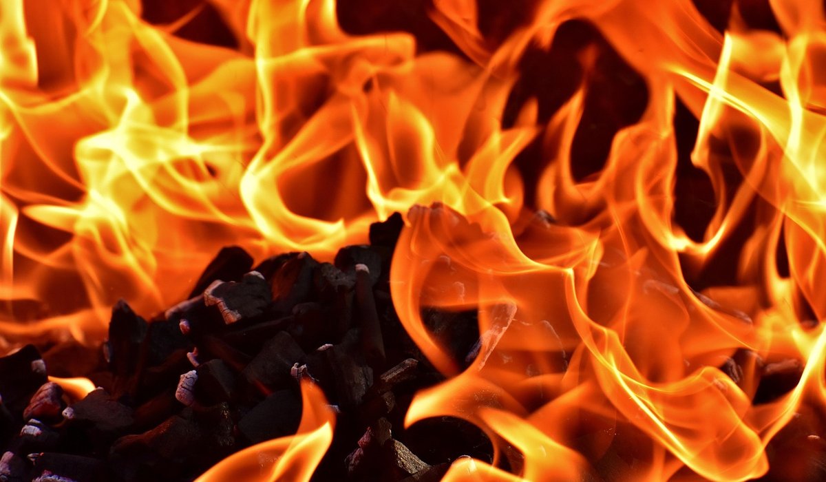 How to Build a Safe Campfire in Woodland